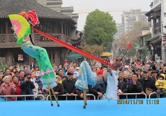 2014年海城高蹺參加第十四屆南京文化藝術(shù)節(jié)演出